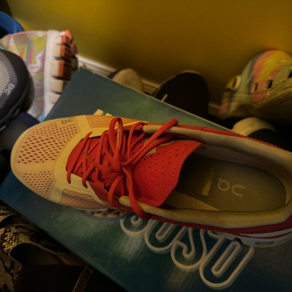 Women on cloud size 10.5 excellent condition